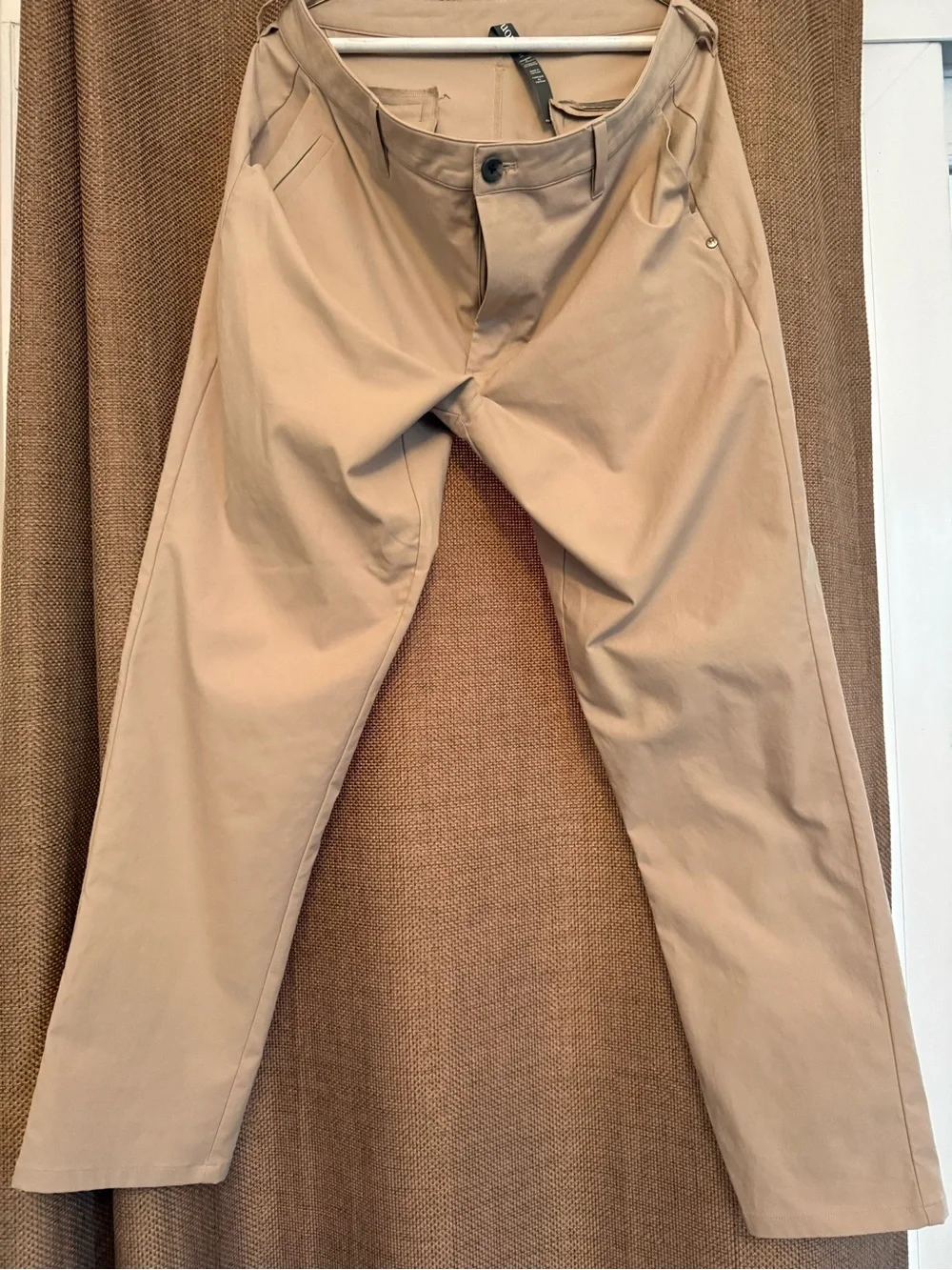 Vuori Men’s Chino Pants in Khaki Tan